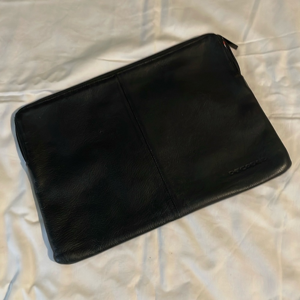 Decoded leather Laptop Sleeve
For 12” Mac Book